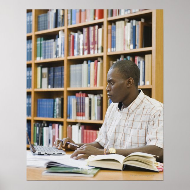 College student som arbetar i bibliotek poster (Framsidan)