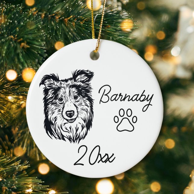 Collie Hund Custom Name & Year Line Art Julgransprydnad Keramik (Collie Dog Custom Name and Year Ornament with Paw Print. Black and White Line Art Modern)