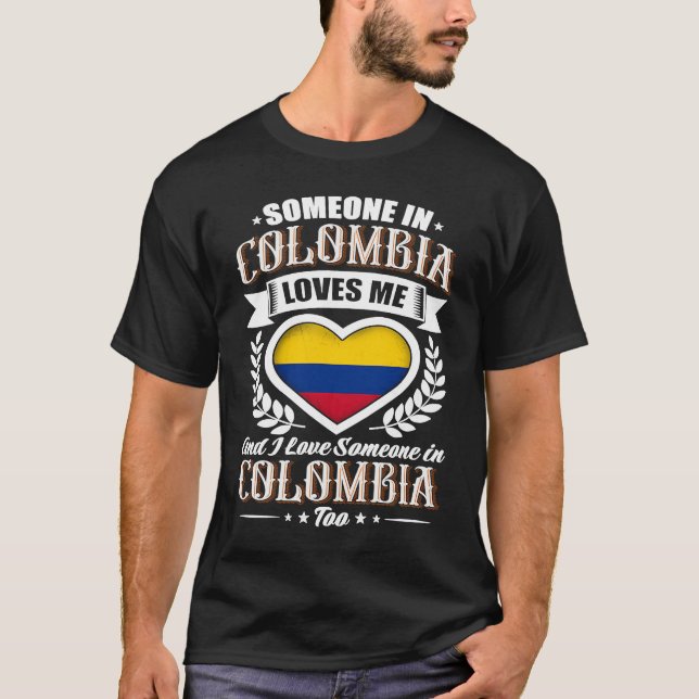 Colombia Heart Flag Someone in Colombia Loves Me T Shirt (Framsida)