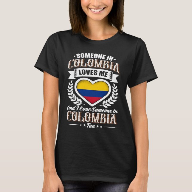 Colombia Heart Flag Someone in Colombia Loves Me T Shirt (Framsida)