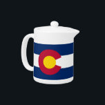 Colorado Statlig flagga Tekanna<br><div class="desc">Öka tetiden med lite statlig stolthet genom att använda vår tekanna med Colorados flagga! Den här lysande tekannan kombinerar elegant med det ikoniska inslagen i Colorado flagga, och visar på dess vibrerande färg och utmärkande mönster. Flagga ger en unik och snyggt beröring, skapar den perfekt för Colorado-entusiaster och alla som...</div>