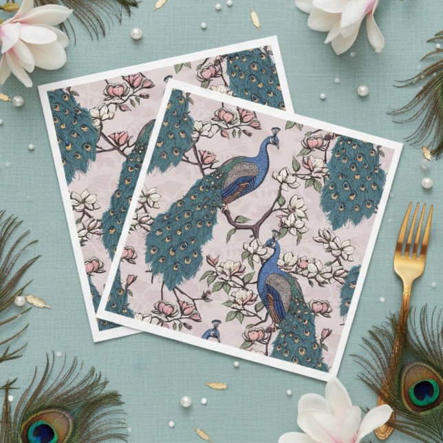 Colorful Blue Peacock and Magnolia Blush Pink Pappersservett (Elegant Pink Peacock Napkins. Colorful Blue Peacocks with Teal Feather Floral Chinoiserie Pattern)