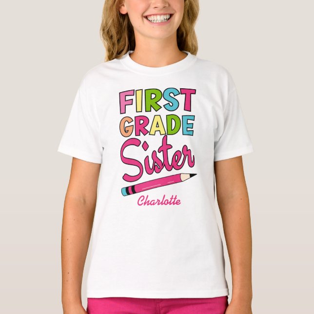 Colorful First Klass Sister Back to school T Shirt (Framsida)