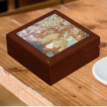 Colorful Jasper Stone Mönster Minnesask<br><div class="desc">Lagra kryddor,  smycken och andra små keepsaker i den här presentlådan av trä med keramisk platta som ger en bild av den färgstarka mönstren av Bild Agate,  en typ av Jasper-sten. Markera din presentlåda storlek och färg.</div>