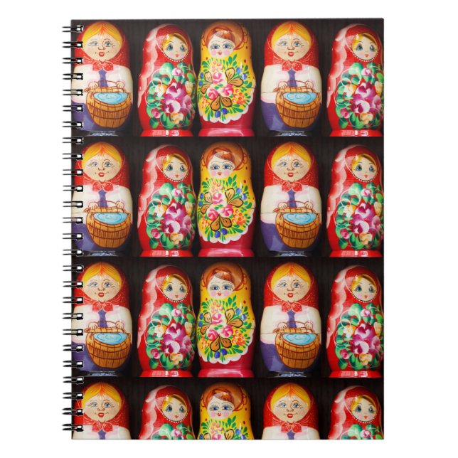 Colorful Matryoshka Dolls Anteckningsbok (Framsidan)