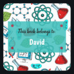 Colorful School Science Mönster Personlig Squar Fyrkantigt Klistermärke<br><div class="desc">En färgstark skolvetenskap mönster med vetenskapliga experiment och labbutrustning i roligt fet färg. Perfekt för personlig av bokar,  journal och märkning av skolförråd.</div>