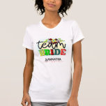 Colorful Team Bride Firande T Shirt<br><div class="desc">Fira din bridklam i stil med den här pulserande, öga-fångstande "Team Bride"-designen! Perfekt för att anpassa inbjudningskort för möhippa, servopartifavörer, t-shirts, kopp, tote bags m.fl. Varje brev har ett unikt mönster som ger dig personlighet och roligt till dina festligheter före bröllop. De vackra accenterna i blommigten tillför en liten elegans...</div>