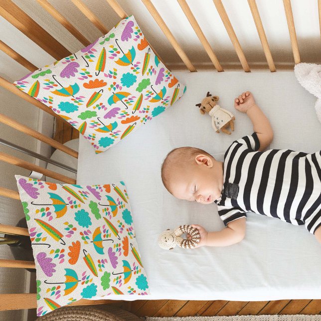 Colorful Umbrellas with Clouds and Raindrops Kudde (Skapare uppladdad)