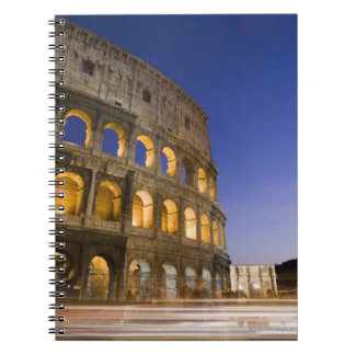 Colosseum ampitheatre belyst nattetid anteckningsbok med spiral