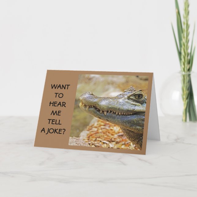 "COMEDIC CROCODILE" SÄGER GRATTIS PÅ FÖDELSEDAGEN KORT (Framsida)