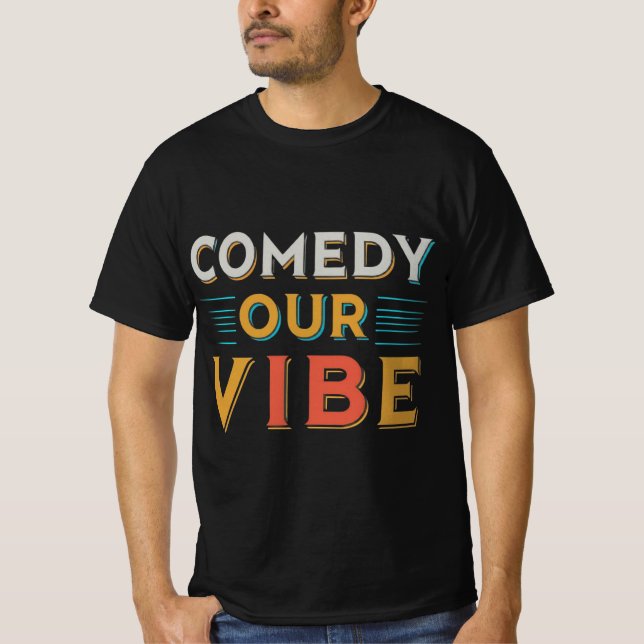 "Comedy our vibe" Manar unik T-shirt (Framsida)
