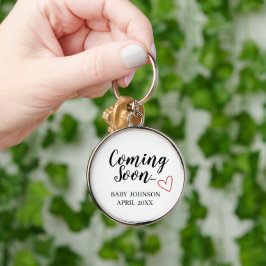 Coming Soon New Baby Announcement Keychain Rund Silverfärgad Nyckelring