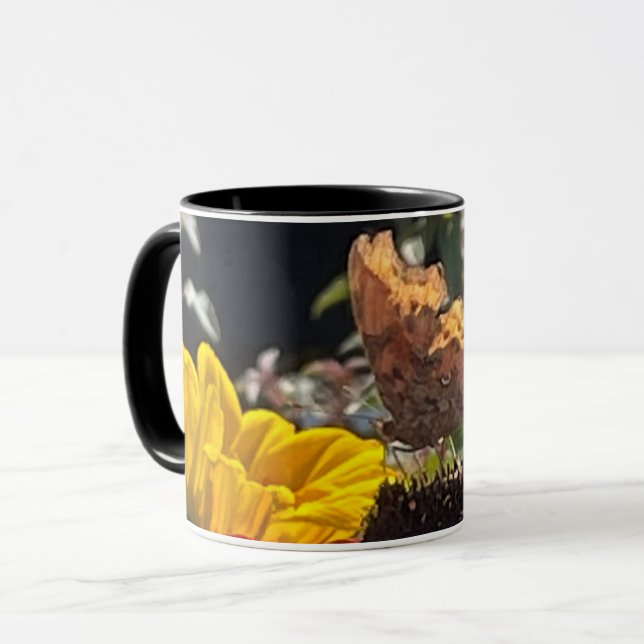 Comma Butterfly på en Rudbeckia Flower Mugg (Framsida vänster)