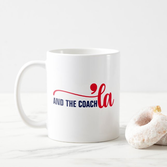 Comma la & Coach | Kamala Harris Coach Kaffemugg (Med munk)