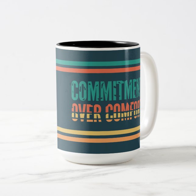 Commitment Over Comfort Retro Motivation Mug Två-Tonad Mugg (Framsida höger)