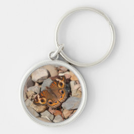 Common Buckeye Butterfly vid floden Sten Keychain Rund Silverfärgad Nyckelring