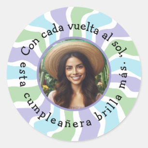 Con cada vuelta al sol esta cumpleañera brilla más runt klistermärke