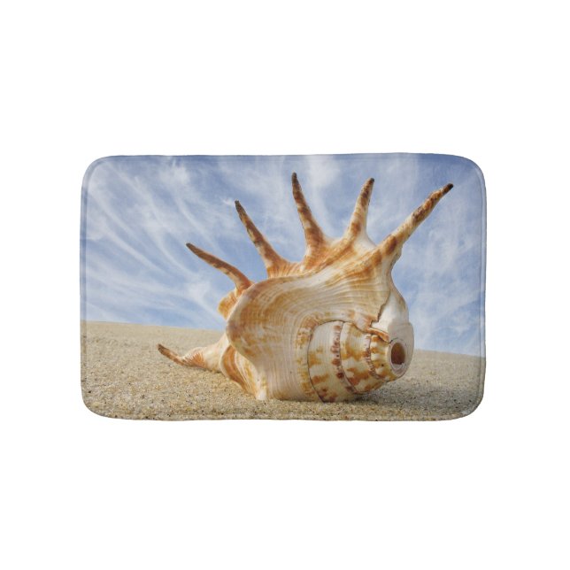 Conch Snäcka på Sandy Beach, Blå himmel Badrumsmatta (Framsidan)
