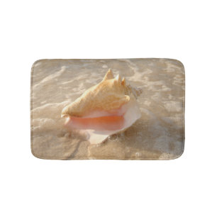Conchsnäcka i Sand på tropisk strand Badrumsmatta