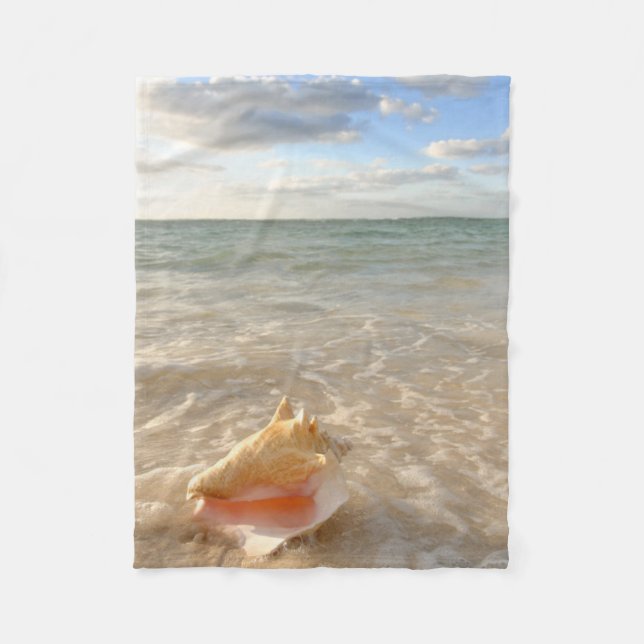 Conchsnäcka i Sand på tropisk strand Fleecefilt (Framsidan)