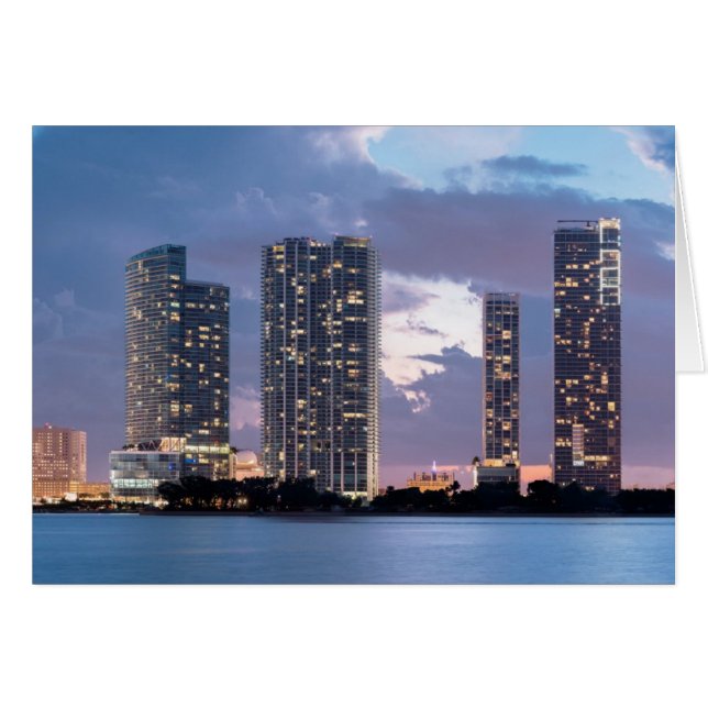 Condominium torn vid vattenfronten i Miami Hälsningskort (Framsidan Horizontal)