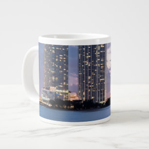 Condominium torn vid vattenfronten i Miami Jumbo Mugg