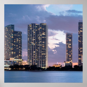 Condominium torn vid vattenfronten i Miami Poster