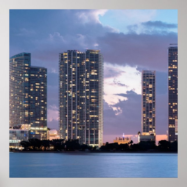 Condominium torn vid vattenfronten i Miami Poster (Framsidan)
