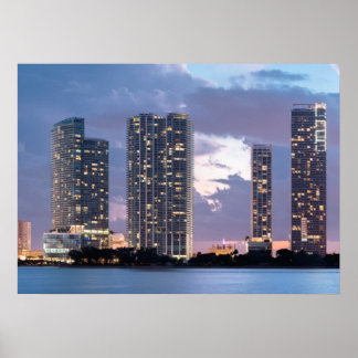 Condominium torn vid vattenfronten i Miami Poster