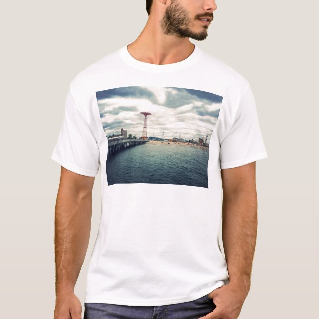 Coney Island Beach Panorama Tee Shirt (Framsida)
