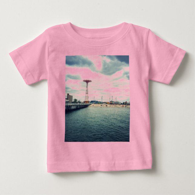Coney Island Beach Panorama Tee Shirt (Framsida)