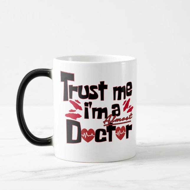Confía me soy casi un médico magisk mugg (Vänster)