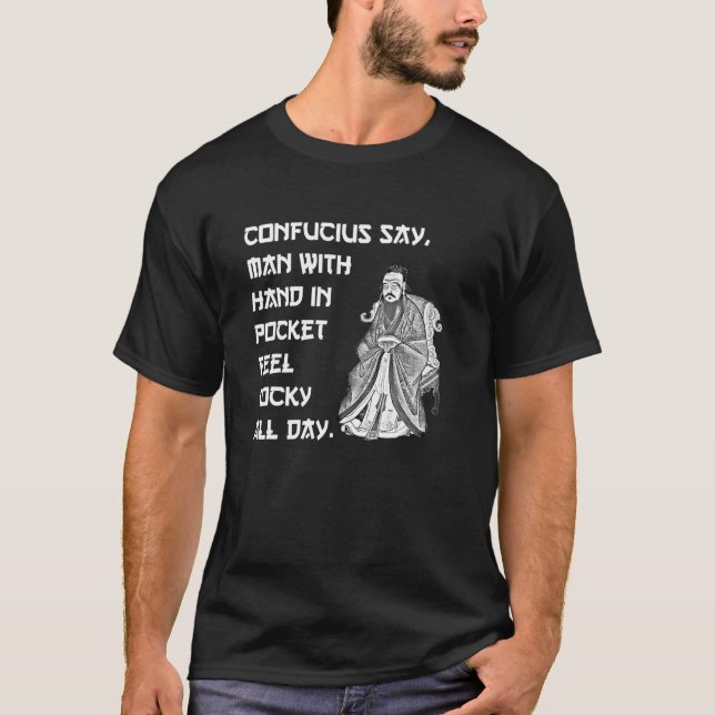 Confucius säger man med hand i fickan. t shirt (Framsida)