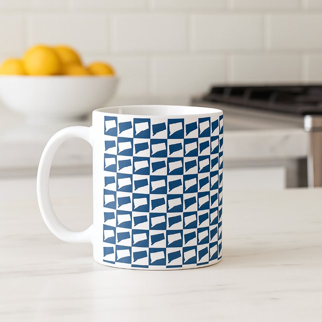 Connecticut State Silhuett Mönster i Blått Vitt Kaffemugg (A mug with a blue and white pattern featuring the US state of Connecticut.)