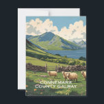 Connemara vykort<br><div class="desc">Ett charmerande vykort från Connemara, med betande får på lush grönt backe, med rulllandskap som sträcker sig under ett stort, öppet himmel.</div>