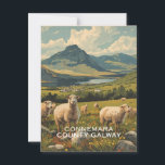 Connemara vykort<br><div class="desc">Ett charmerande vykort från Connemara, med betande får på lush grönt backe, med rulllandskap som sträcker sig under ett stort, öppet himmel.</div>