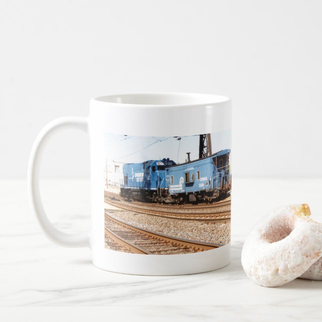 Conrail Diesel #1633 GP-15-1 och caboose           Kaffemugg (Med munk)