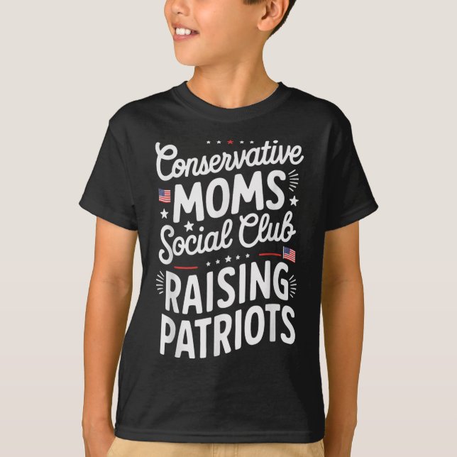 Conservative Moms Social Club Raising Patriots  T Shirt (Framsida)
