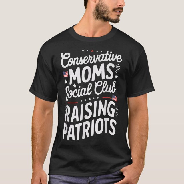 Conservative Moms Social Club Raising Patriots  T Shirt (Framsida)