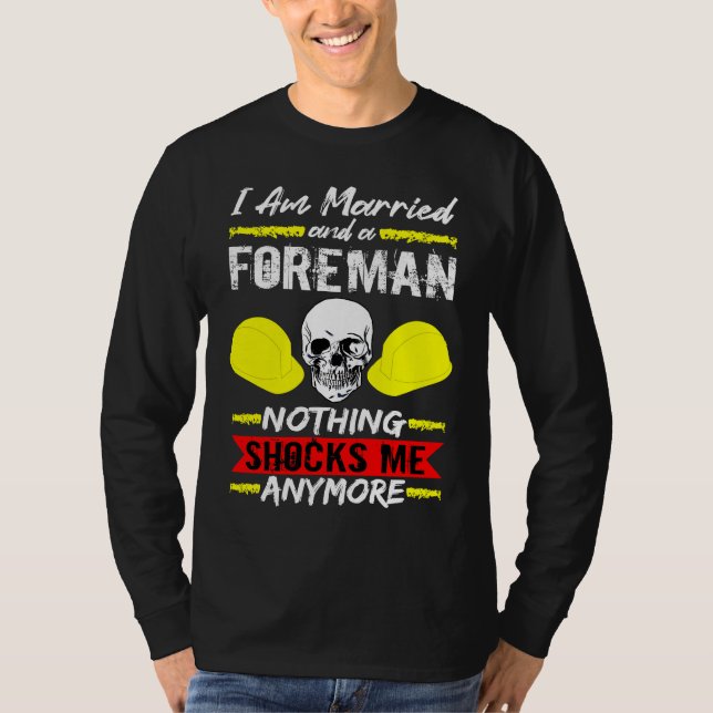 Construction Worker I Am Married And A Foreman T Shirt (Framsida)