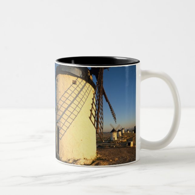 Consuegra, La Mancha, Spanien, väderkvarnar och Två-Tonad Mugg (Höger)