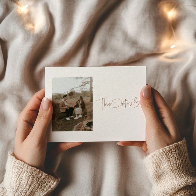 Contemporary fotot Kortet för informationshölje Tilläggskort (Photo wedding details card with modern script and classic information layout.)