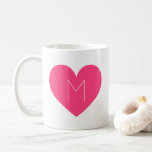 Contemporary Shock rosa Heart Monogram Mugg<br><div class="desc">Modern anpassade mugg med shock rosa hjärtillustration med enkelt typografiskt monogram. Anpassa mugg genom att lägga till ditt eget brev. Det här blir perfekt som gåva.</div>