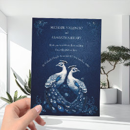 Contemporary White Peacocks på marinblått Bröllop Inbjudningar