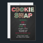 Cookie Swap Julkookies Red Grönt Chalkboard Inbjudningar<br><div class="desc">Cookie Swap har skrivit ut i kakor. Bakgrund till kretskort.</div>