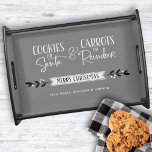 Cookies for Santa Personlig Elegant Frukostbricka<br><div class="desc">Cookies for Santa & Carrots for Reindeer Personlig Elegant Serving Tray. Perfekt för jordbruksföretagets stil-dekoration. Visas i grått   svart,  men ALLA FÄRG ÄR REDIGERBARA! Anpassa med dina barns namn eller familj namn på grund. © Kimbelled,  LLC</div>