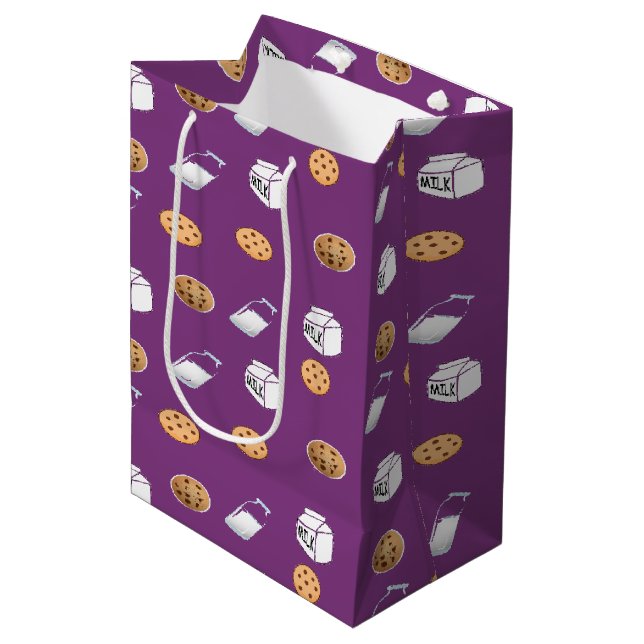 Cookies och mjölk på lila (Framsidan Vinklad)