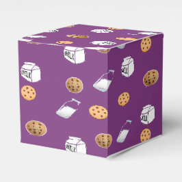 Cookies och mjölk på lila presentaskar