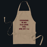 "COOKING ÄR MY 1st KÄRLEK/DU ÄR MIN 1st APRON" Förkläde<br><div class="desc">KÄRLEK DEN HÄR APRON? KÄRLEK NÅGON SOM KOKAR? KOM DU? DET HÄR ÄR "PERFEKT" SOM EN GIFT ELLER FÖR ALLA TIDER SOM VISAR "KÄRLEK"</div>