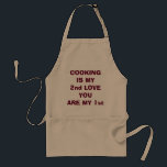 "COOKING ÄR MY 1st KÄRLEK/DU ÄR MIN 1st APRON" Förkläde<br><div class="desc">KÄRLEK DEN HÄR APRON? KÄRLEK NÅGON SOM KOKAR? KOM DU? DET HÄR ÄR "PERFEKT" SOM EN GIFT ELLER FÖR ALLA TIDER SOM VISAR "KÄRLEK"</div>